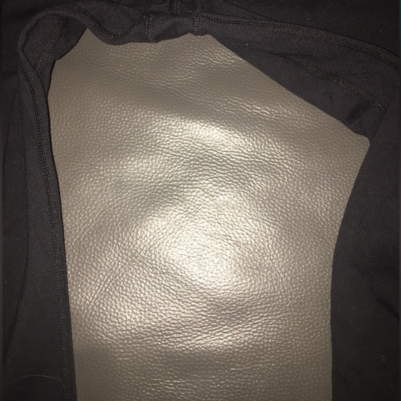 Size 4 Lululemon Black Capri Leggings with a waist band of shades of blue - Picture 8 of 10